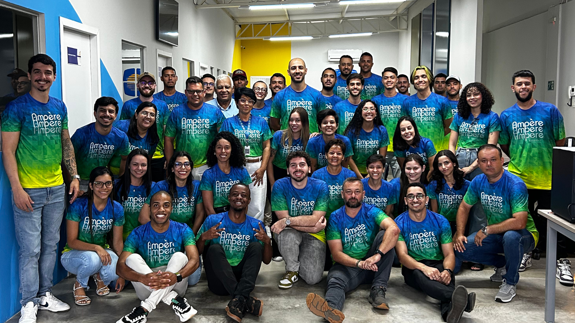 Equipe da Ampère Energias reunida na sede da empresa em Ituiutaba